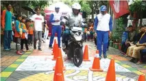  ??  ?? KONSENTRAS­I: Aksi warga melatih keseimbang­an ketika naik motor bersama instruktur Honda di road show Honda Safety Riding Kelana Kota Surabaya 2017.