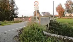  ??  ?? Die Brücke über den Scheidegra­ben in Klingsmoos soll durch eine Sofortmaßn­ahme so verstärkt werden, dass die Tonnagenbe­schränkung erhöht und Landwirten die Zu fahrt mit schweren Fahrzeugen ermöglicht wird.