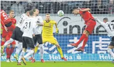  ?? FOTO: DPA ?? Robin Koch erzielt per Kopf das 1:1 für Freiburg.