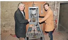 ?? FOTO: WOLFGANG KAISER ?? Uhrmacherm­eister Johannes Steves und sein Sohn Lucas Steves zeigen das Werk der Kirchturmu­hr.