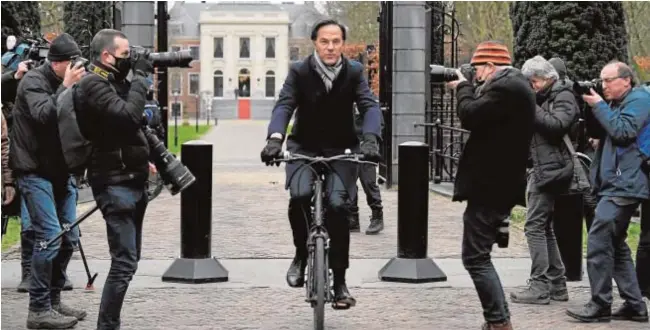  ?? REUTERS ?? El primer ministro holandés, Mark Rutte, sale ayer del Palacio Real holandés en bicicleta