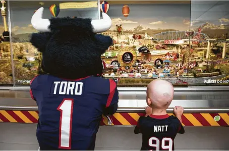  ?? Paul Vincent Kuntz ?? The Texans’ Toro shows the Choo Choo Hut to a Texas Children’s Hospital patient.