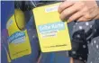  ?? FOTO: DPA ?? Mit der „ Gelben Karte" will der Verkehrscl­ub Deutschlan­d Falschpark­er erziehen.