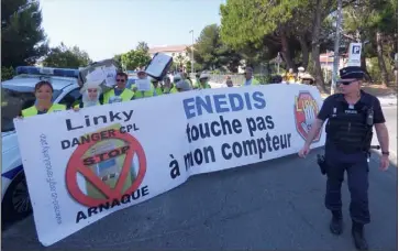  ?? (Photos F. D.) ?? Encadrés par des policiers, les manifestan­ts ont déployé banderoles et « valises à messages » anti-Linky.