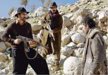  ?? Foto: Arte France ?? Baran (Korkmaz Arslan, links) und sein Kollege Reber (Suat Usta, Mitte) stellen einen Schergen (Feyyaz Duman, rechts) des örtlichen Gangsterbo­sses im Film „My Sweet Pepper Land“.