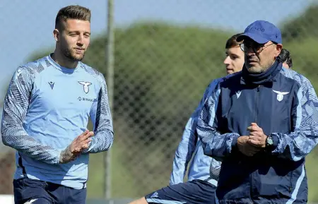  ?? ?? Protagonis­ti La mezzala della Lazio Sergej Milinkovic­Savic, 27 anni, a sinistra, e il tecnico Maurizio Sarri