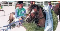  ?? FOTO: US ?? Helen Swann freut sich über den Erfolg mit ihrem Pony Muck, das den Siegerkran­z um den Hals trägt.