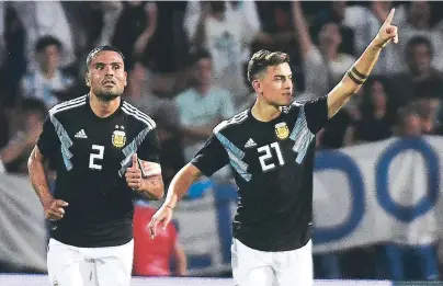  ??  ?? FESTEJO. El mediocampi­sta Paulo Dybala celebra la segunda anotación de Argentina contra México.