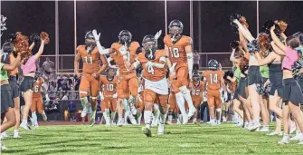  ?? ALEX GOULD/SPECIAL FOR THE REPUBLIC ?? The Desert Edge Scorpions celebrate winning over the Higley Knights at Desert Edge High School in Goodyear on Friday.