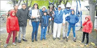  ??  ?? Gagnant du prix tendresse “Cam de Tizé” mené par E. Audebert, entrainé par Y.haret avec M. Maurières et le Président R. Ortega , et J. P. Sencé