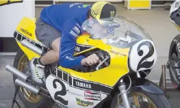  ??  ?? Valentino Rossi, 36 anni, sulla Yamaha 750 del 1978 con cui corse Eddie Lawson