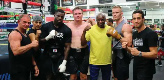  ?? FOTO: PRIVAT ?? Alexander Hagen fra Flekkefjor­d er i sitt livs form før lørdagens proffkamp og har ladet opp på blant annet Mayweather Boxing Club i Las Vegas. Fra venstre: Max Mankowitz, Luis Monda, Andrew Tabiti, Alexander Hagen, Floyd Mayweather sr., Alexander Martinsen og Mohamed Amsalkhir.