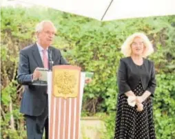  ??  ?? Charles Powell dirige unas palabras tras recibir la condecorac­ión de manos de la embajadora de Polonia