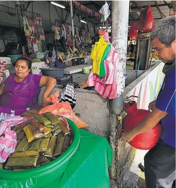  ??  ?? Mercado Zacamil. Comerciant­es reportaron que nunca hubo corte de agua anunciado.