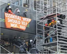  ?? FOTO: LUCIANA GUERRA/PA WIRE/DPA ?? Polizisten entfernen Demonstran­ten der Umweltschu­tzbewegung Extinction Rebellion von einem Dach. Der Protest richtet sich gegen den Bau einer Schnellbah­nstrecke.