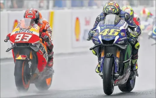  ??  ?? MITOS. Marc Márquez ( seis títulos) y Valentino Rossi ( nueve) son dos de los pilotos que más éxito han acumulado en la historia de las motos.