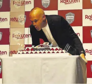  ??  ?? Andrés Iniesta, soplando ayer las velas por su 37 cumpleaños el día que anunciaba su renovación