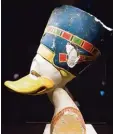 ??  ?? Diese Büste heißt Duckfretet­e. Das Ori ginal ohne Schnabel zeigt die ägyptische Herrscheri­n Nofretete.