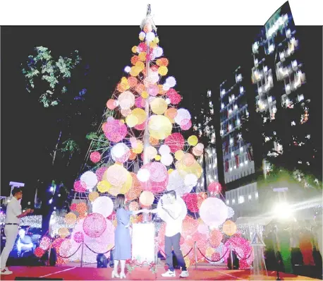  ?? PhotograPh by analy labor for the daily tribune @tribunephl_ana ?? officials from the local government of Quezon City kick off the city’s Christmas lighting ceremony at the City Hall’s complex on Monday.