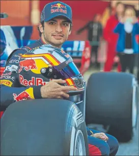  ?? FOTO: EFE ?? Carlos Sainz, ayer en Montmeló, sentado sobre su nuevo Toro Rosso