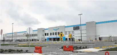  ?? CATHIE COWARD THE HAMILTON SPECTATOR ?? The new Amazon fulfilment centre on Upper James is looking close to being ready for workers. Amazon Canada aims to hire 15,000 new warehouse and distributi­on workers across the country this fall.