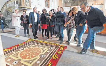  ?? FOTO: BERND BAUR ?? Die Gäste fanden Gefallen am Erntedankt­eppich in der Sießener Wallfahrts­kirche.