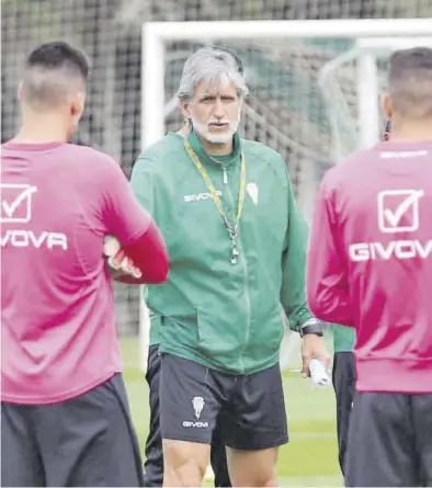  ?? MANUEL MURILLO ?? Pablo Alfaro, entrenador del Córdoba, se dirige a sus jugadores en la Ciudad Deportiva.