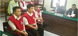  ?? LUGAS WICAKSONO/JAWA POS ?? RINGAN: Dari kiri, Liem Candra, Candra, Liem Andrew Agatha, dan Mauriciano Victorious saat sidang di PN Surabaya.