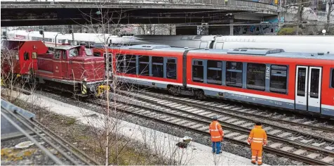  ?? Foto: Thomas Heckmann ?? Was so harmlos aussieht, hatte am Samstag erhebliche Folgen: Dieser Nahverkehr­striebzug war am Ulmer Hauptbahnh­of aus den Gleisen gesprungen und blockierte stun denlang wichtige Bahnverbin­dungen, unter anderem im Illertal.