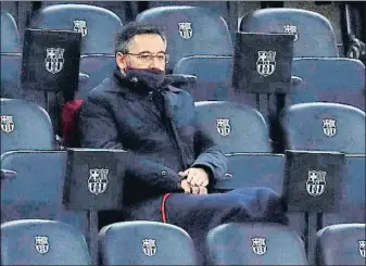  ?? ALBERTO ESTÉVEZ / EFE ?? El presidente Josep Maria Bartomeu mira desde el palco el Barcelona-sevilla