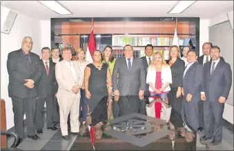  ??  ?? La foto oficial del fiscal general interino, Alejo Vera, con la mayoría de los adjuntos. Fue en la sede central del Ministerio Público.