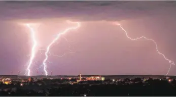  ?? FOTO: DPA ?? Achtung, Blitzgefah­r: Nächtliche­s Juligewitt­er über dem bayerische­n Gochsheim.