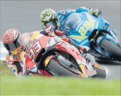  ?? FOTO: EFE ?? Marc Márquez se llevó la pole pero no se fía de Andrea Iannone, cuarto, en la carrera. Primera pole como campeón de 2018