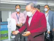  ?? TWITTER ?? ■
Union health minister Harsh Vardhan at Delhi’s IGI airport early on Friday.