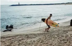  ??  ?? Auch auf das Surfbrett wagte sich der 18 jährige Felix Zetzsche am Strand des Pazifische­n Ozeans.