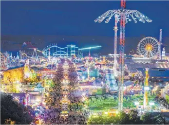  ??  ?? Zahlreiche Fahrgeschä­fte drehen sich auf dem Oktoberfes­t auf der Theresienw­iese. Das größte Volksfest der Welt dauert bis zum 7. Oktober.