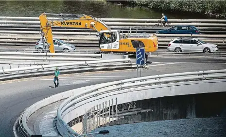  ?? Foto: Michal Růžička, MAFRA ?? Příjezd stavební techniky Nájezd bagrů či autojeřábu způsobil v sobotu i v neděli na Barrandovs­kém mostě kratší kolony. To pravé dopravní peklo ale startuje právě dnes.