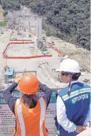  ??  ?? Trabajador­es inspeccion­an obra.