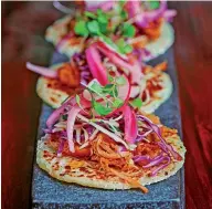  ??  ?? ● Tortilla de yuca con cerdo, cebollas y rábanos encurtidos