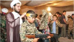  ?? (الوطن) ?? عناصر إيرانية تدرب الأطفال على حمل السلاح