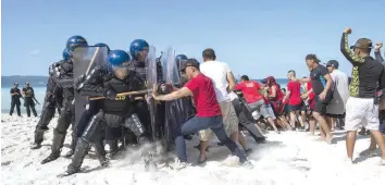  ?? — AFP ?? Mock protesters scuffle with anti-riot police during a security measures exercise on the Philippine island of Boracay.