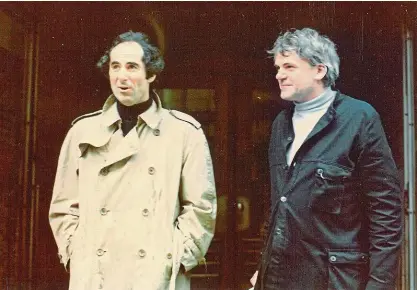  ?? FOTO ARCHIV BARBARY SPROUL ?? Barbara Sproul, Ludvík Vaculík a Philip Roth zřejmě před Klášterní vinárnou na Národní třídě. Roth a Kundera