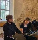  ?? FOTO: REBECCA STRÖMSTEN ?? Emil Holmström och Tiina Karakorpi
■ vid Musik vid havets öppningsko­nsert.