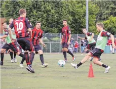  ?? FOTO: THOMAS SIEDLER ?? Voller Einsatz für die Presse: Die Spieler der Sporfreund­e Dorfmerkin­gen beim Training vor dem Pokalspiel.