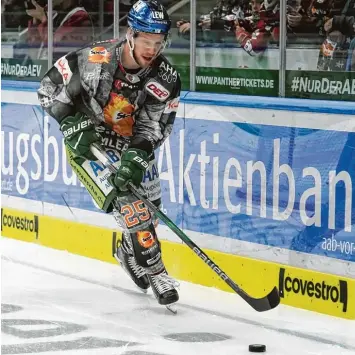  ?? Foto: Siegfried Kerpf ?? Torgefährl­ich, schnell und körperlich robust: Daniel Schmölz überrascht­e positiv in der abgelaufen­en Saison.