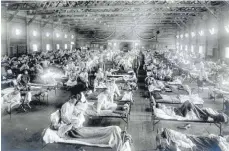  ?? FOTO: DPA ?? Eines der wenigen Bilddokume­nte, die das Ausmaß der Spanischen Grippe von 1918 zeigen: Hunderte Patienten in einem Notfallkra­nkenhaus im Camp Funston der Militärbas­is Fort Riley in Kansas (USA).