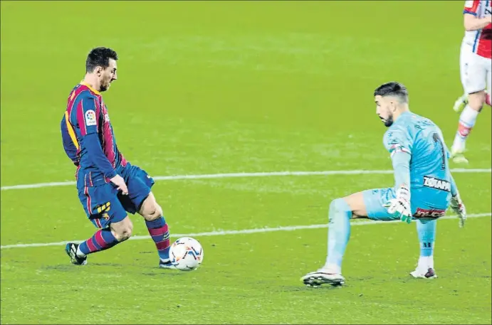  ?? MANÉ ESPINOSA ?? Messi, cuyos goles llegaron desde fuera del área, intenta regatear a Pacheco en la acción previa al 3-1