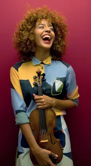  ??  ?? Direttora e ospitiSopr­a, la cantante e violinista cubana Yilian Canizares (foto Holstein). A destra, dall’alto, la maestra concertatr­ice Andrea Mirò e il rapper napoletano Clementino, tra le «novità» dell’edizione di quest’anno