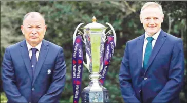  ?? ADRIAN DENNIS/AFP ?? England coach Eddie Jones (left) and his Ireland counterpar­t Joe Schmidt pose with the trophy at a Six Nations launch event in west London last week.