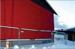  ?? FOTO: TORBJØRN O. KARLSEN ?? PÅ GJERDET: Tecto Entreprenø­rs skilt henger fortsatt på byggeplass­en på Skjervøy tirsdag ettermidda­g.